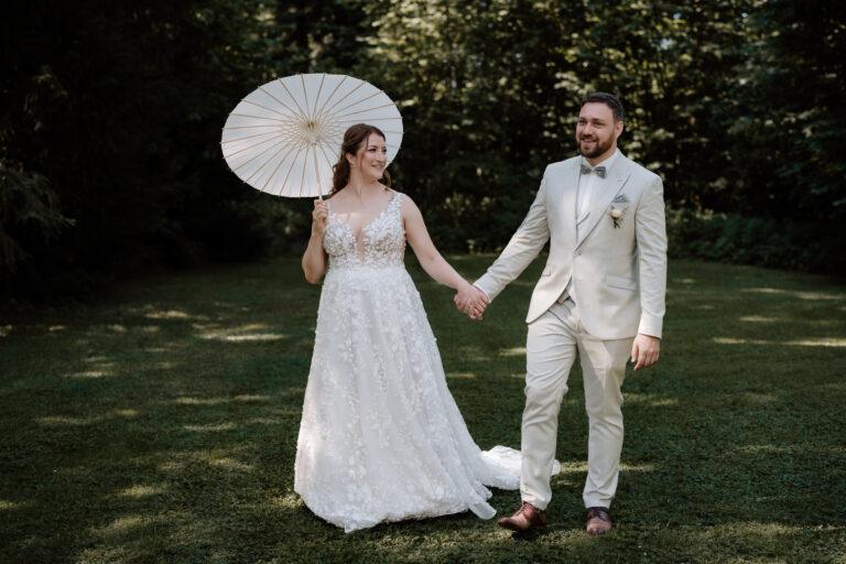 „Brautpaar im Schlossgarten Aistersheim in Oberösterreich – exklusive Hochzeit"